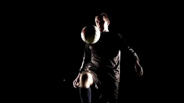 Voetbalspeler schoppen bal — Stockvideo