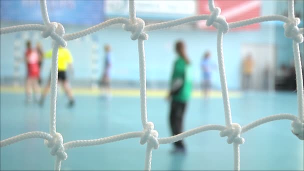 Las mujeres juegan en balonmano — Vídeo de stock