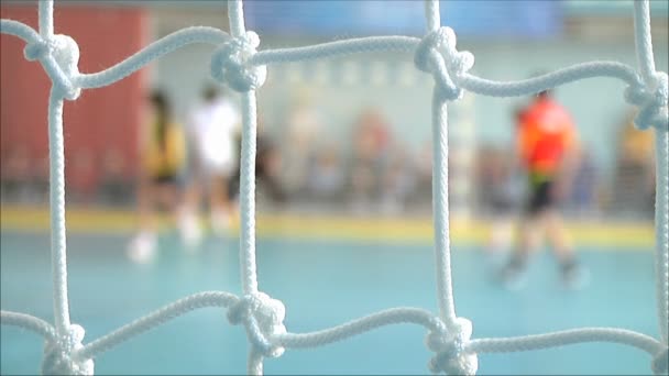 Las mujeres juegan en balonmano — Vídeo de stock