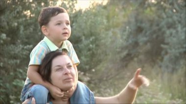 çocuk, anne boynunda oturan