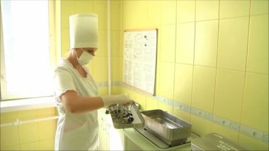 Hemşire aletleri kaldırır