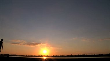 Deniz kıyısında yürüyüş aile