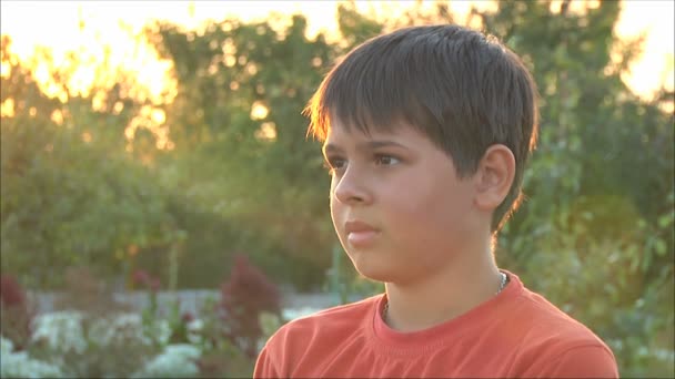 garçon souriant au coucher du soleil 