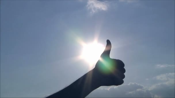 Mänsklig hand på förgrunden solen i blå himmel — Stockvideo