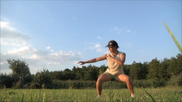 Chica se dedica a las artes marciales — Vídeo de stock