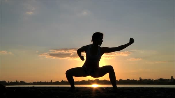 Fille est engagée dans les arts martiaux 