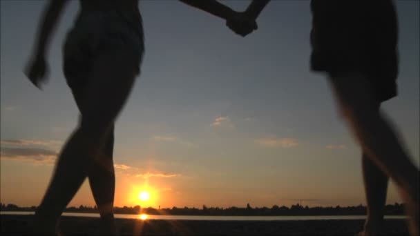 Сімейні прогулянки на морському узбережжі — стокове відео
