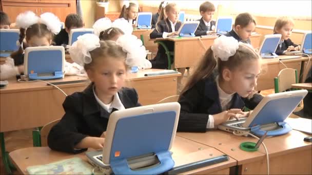 Les enfants étudient en classe d'informatique — Video