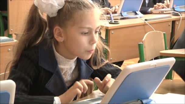 Les enfants étudient en classe d'informatique — Video