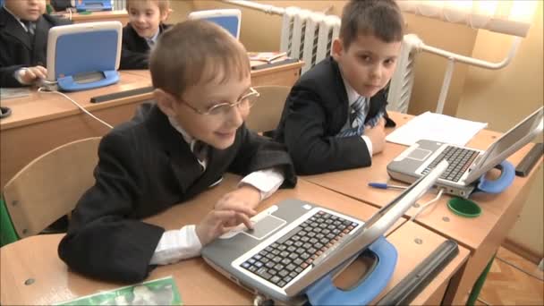 Les enfants étudient en classe d'informatique — Video