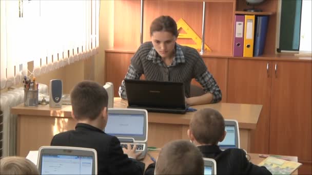 Kinderen studeren aan computer klasse — Stockvideo