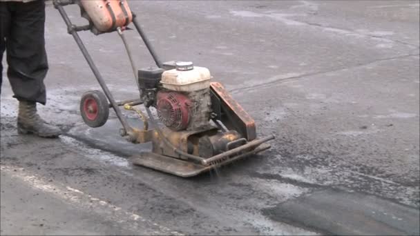 Hombre reparando el camino — Vídeos de Stock