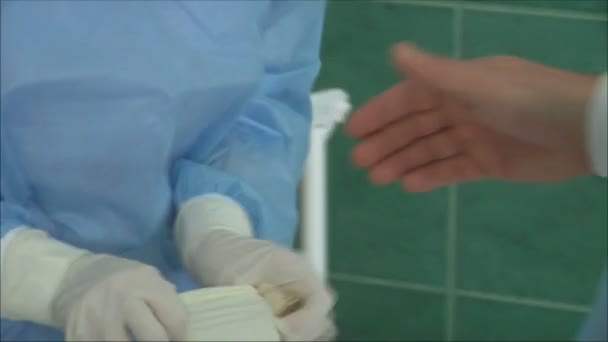 Orvos helyezi a steril kesztyű — Stock videók