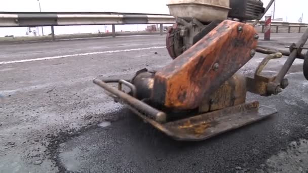 Pessoas reparando estrada — Vídeo de Stock