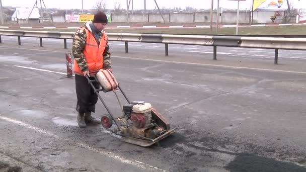 Люди ремонту дороги — стокове відео