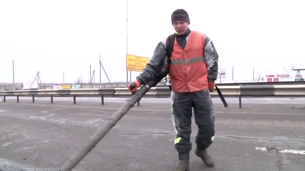 Gente reparando la carretera — Vídeos de Stock