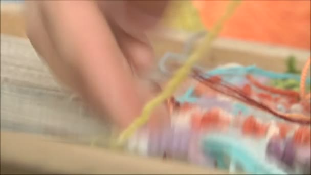 femme fabrique de tapisserie 