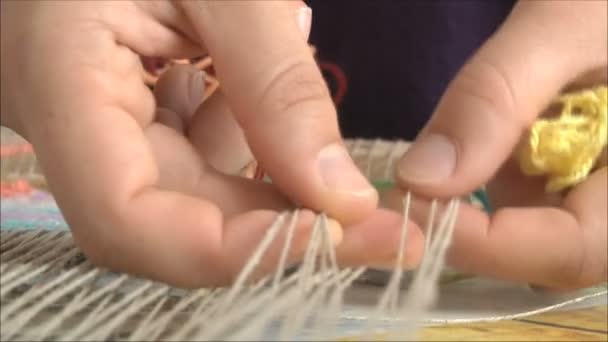 Kobieta produkuje Tkaniny meblowo-dekoracyjne — Wideo stockowe