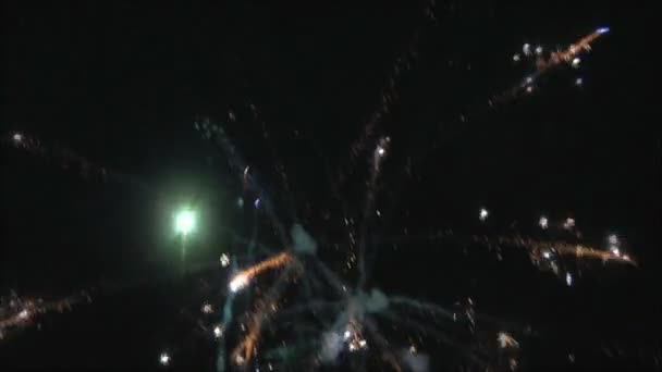 Fyrverkerier exploderar på himlen — Stockvideo