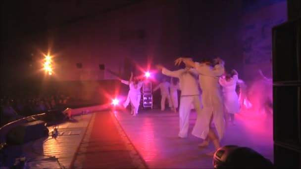 Pessoas dançando no palco — Vídeo de Stock