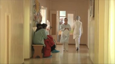 Oturma ve koridor yürüme insanlar