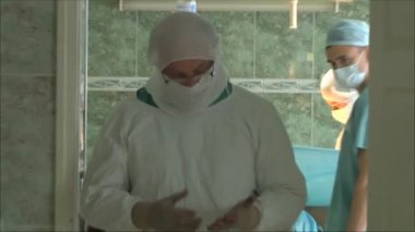 Tıbbi ekip operasyon yapıyor.