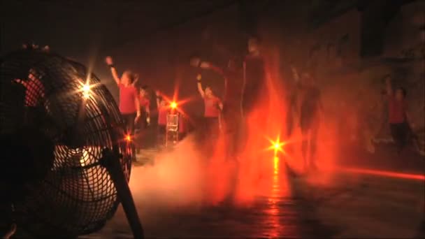 Menschen tanzen auf der Bühne — Stockvideo