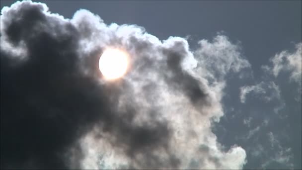 Le soleil est bloqué par la fumée — Video