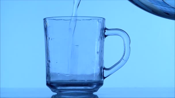 Vaso de agua mineral — Vídeos de Stock