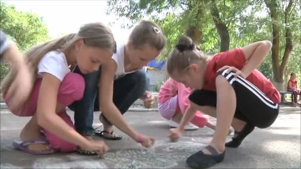 Crianças desenhando na terra — Vídeo de Stock