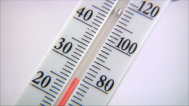 Hohe Temperatur auf dem Thermometer — Stockvideo