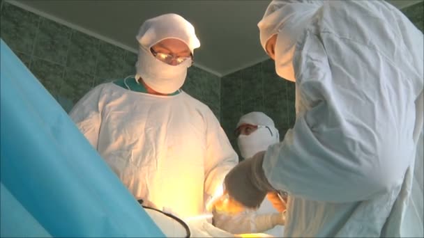 Equipo médico que realiza la operación — Vídeos de Stock