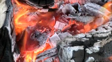 şenlik ateşi içinde yanan günlükleri