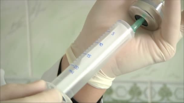 Verpleegkundige bereidt een injectie — Stockvideo