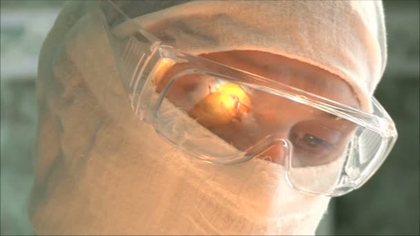 Лицо врача во время операции — стоковое видео