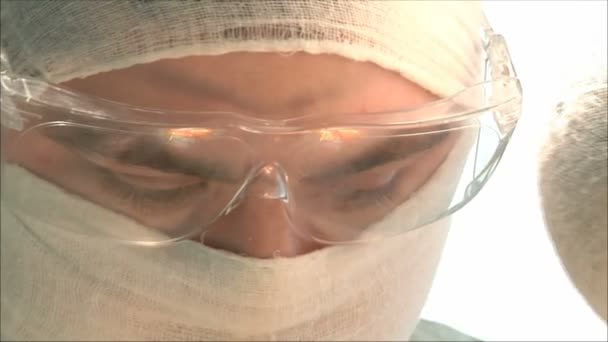 Лицо врача во время операции — стоковое видео