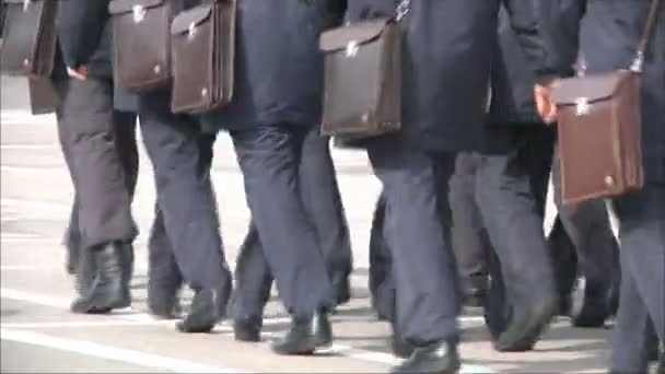 Des soldats de police marchent — Video