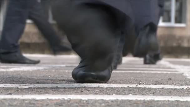 Politie soldaten marcheren — Stockvideo