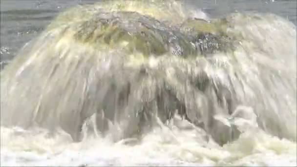 Вивільнення води на відкритому повітрі — стокове відео