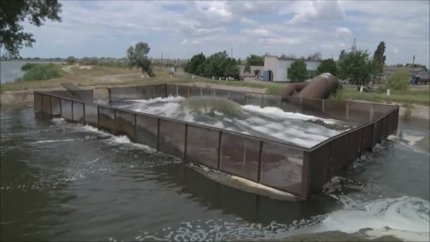 Rejet d'eau à l'extérieur — Video