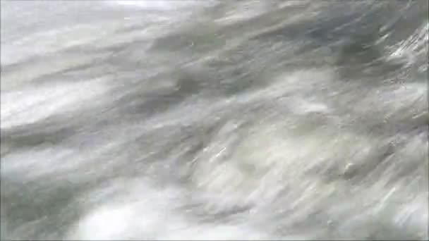 Liberación de agua al aire libre — Vídeos de Stock