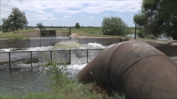 Rilascio di acqua all'aperto — Video Stock