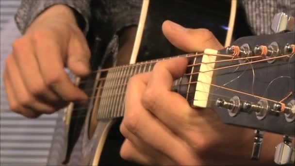Музыкант играет на гитаре — стоковое видео