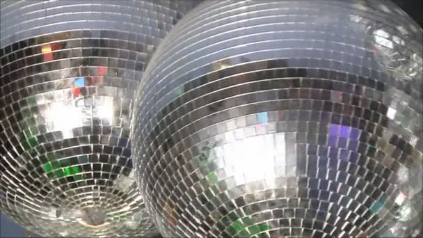 Bolas disco con rayos de luz — Vídeos de Stock