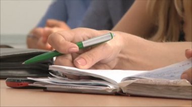 Toplantı üzerinde oturan insanlar