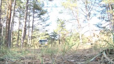 Kameranın altında araba geçer