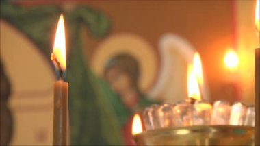 Mumlar kilisede yanıyor.