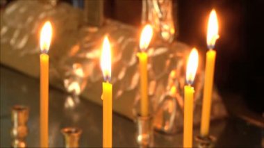 Mumlar kilisede yanıyor.
