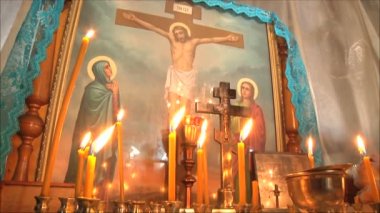 Kilise simgesi ile birlikte mum