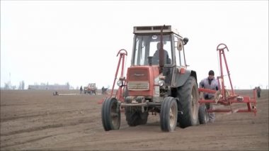 Traktör yere hizalar